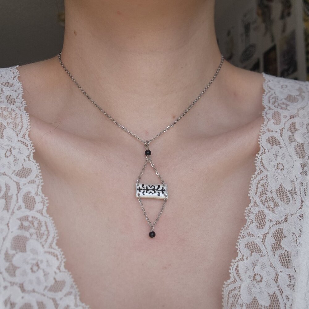 Iridescent Victorian Gothic obsidian necklace with a small silver chain - Picture 12 of 13